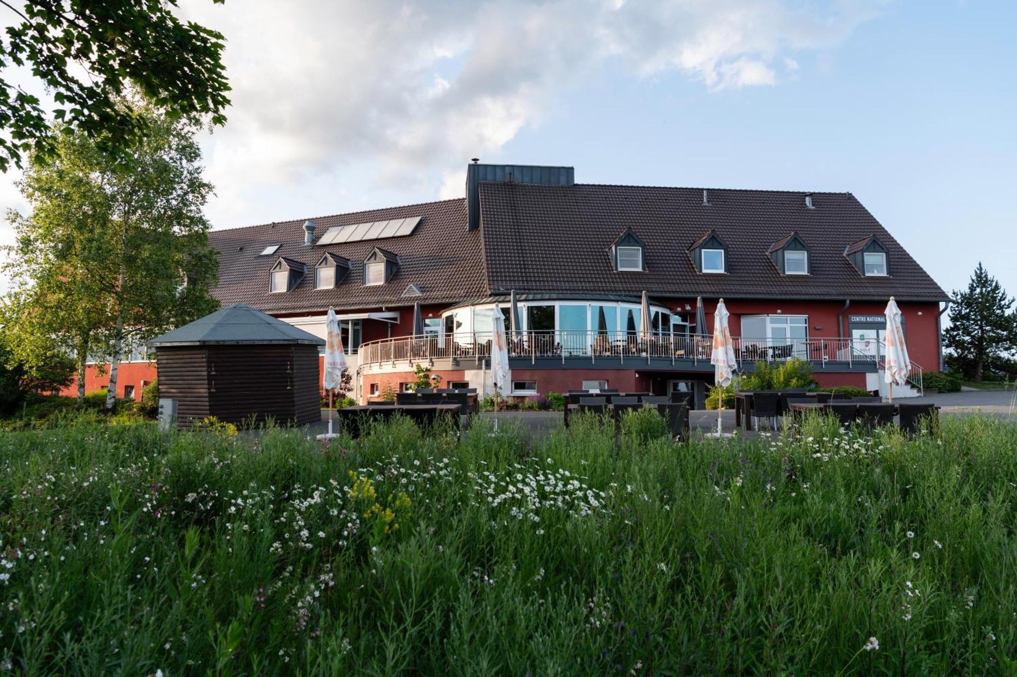 L'Hotel Et Restaurant Du Golf De Clervaux Eselborn Exterior photo